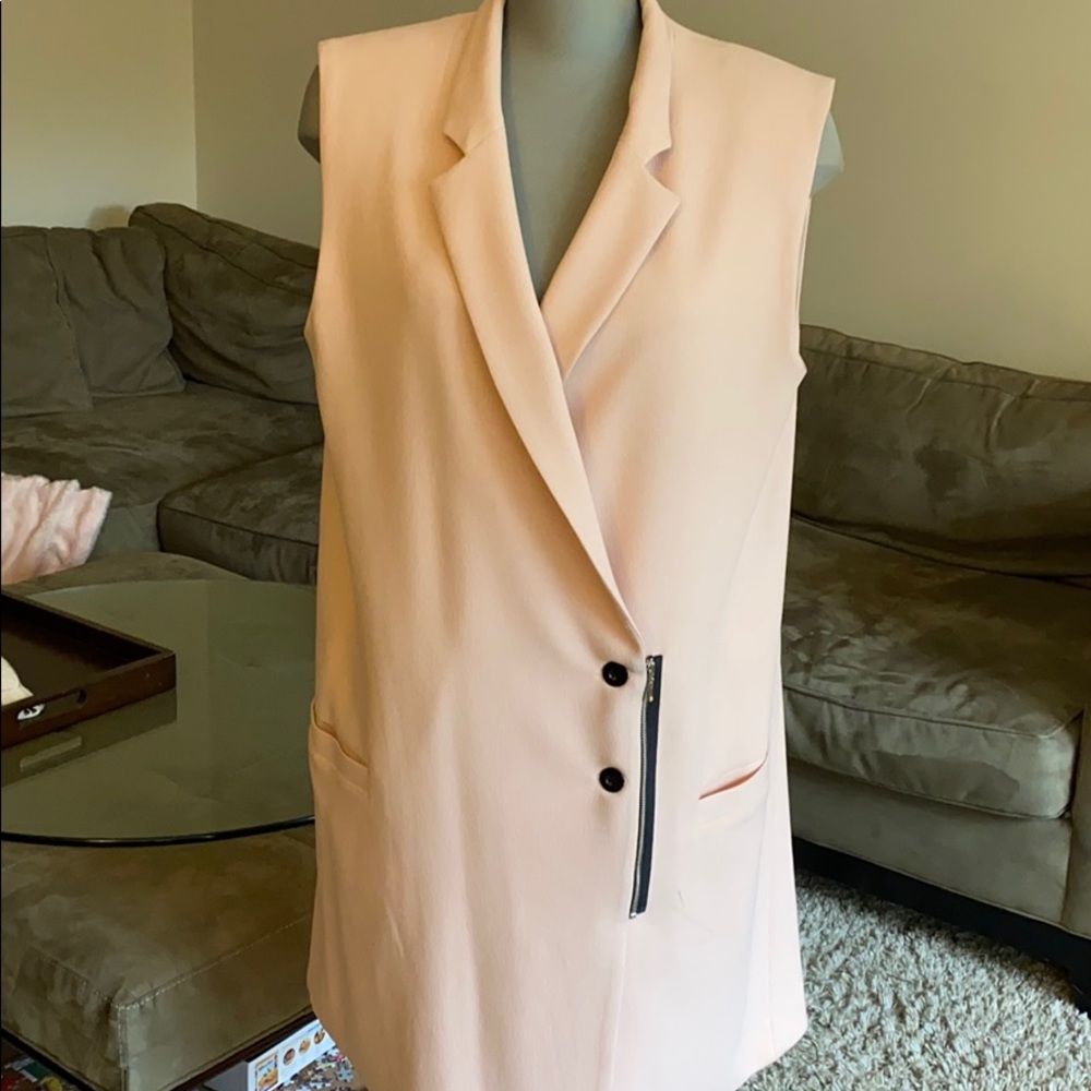 Sleeveless blazer